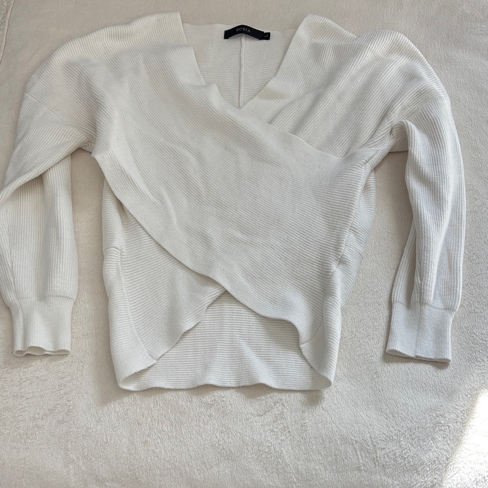 Chic V-Neck Sweater in White